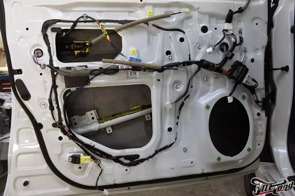 Toyota LC200. Замена центральных частей сидений на алькантару с нашей фирменной перфорацией, с целью сохранения функции обдува! Шумоизоляция дверей и окрас центральной консоли в рояльный лак!